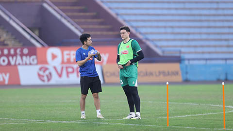 Văn Lâm gặp chấn chương, bỏ ngỏ khả năng ra sân gặp Lào